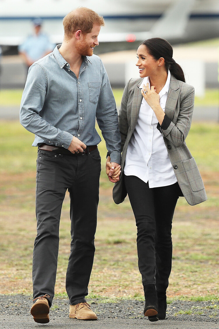 Принц Гарри, герцог Сассекский, и Меган Маркл, герцогиня Сассекская выход из самолета во время королевского турне в аэропорту Даббо 17 октября 2018 года в Даббо, Австралия